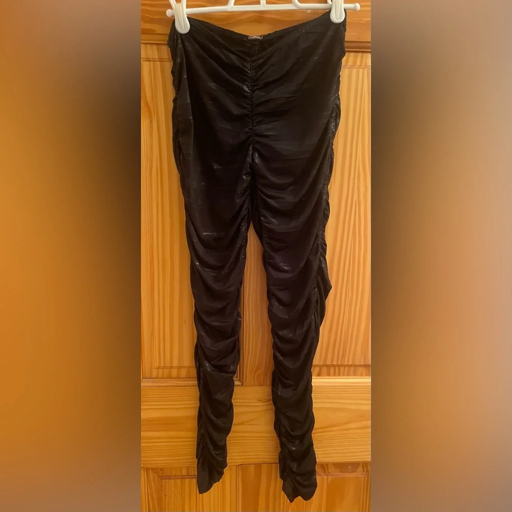Black Ruched Leggings! Sexy, slimming, chic and sooo comfortable!! Sz small - Picture 5 of 7